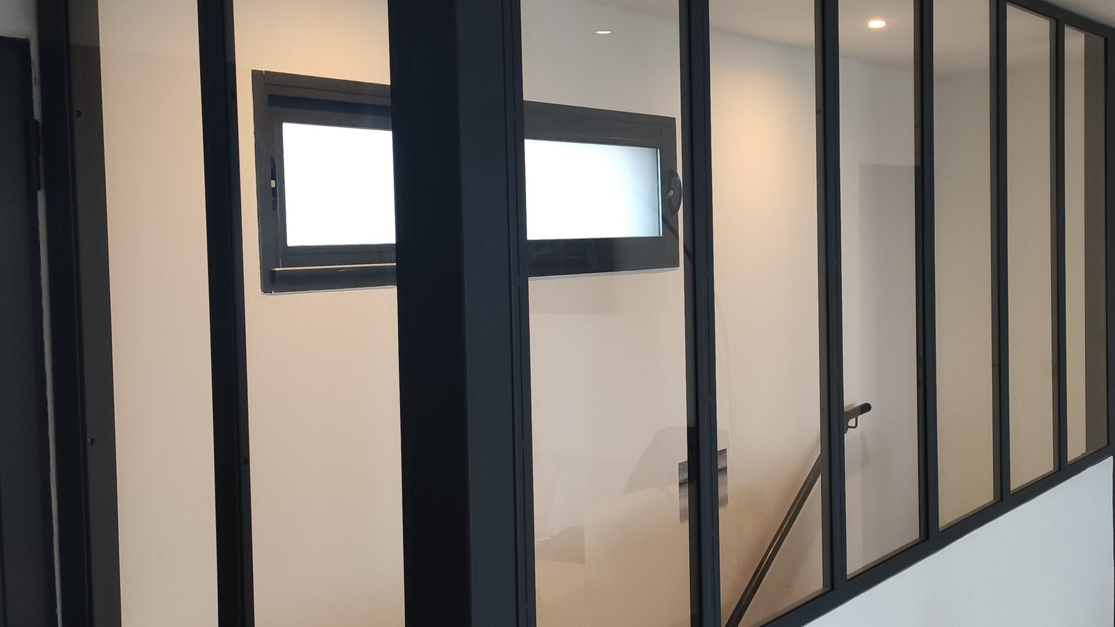 Verrière en acier et verre fabriquée sur mesure par CAUME ATELIER à Ajaccio