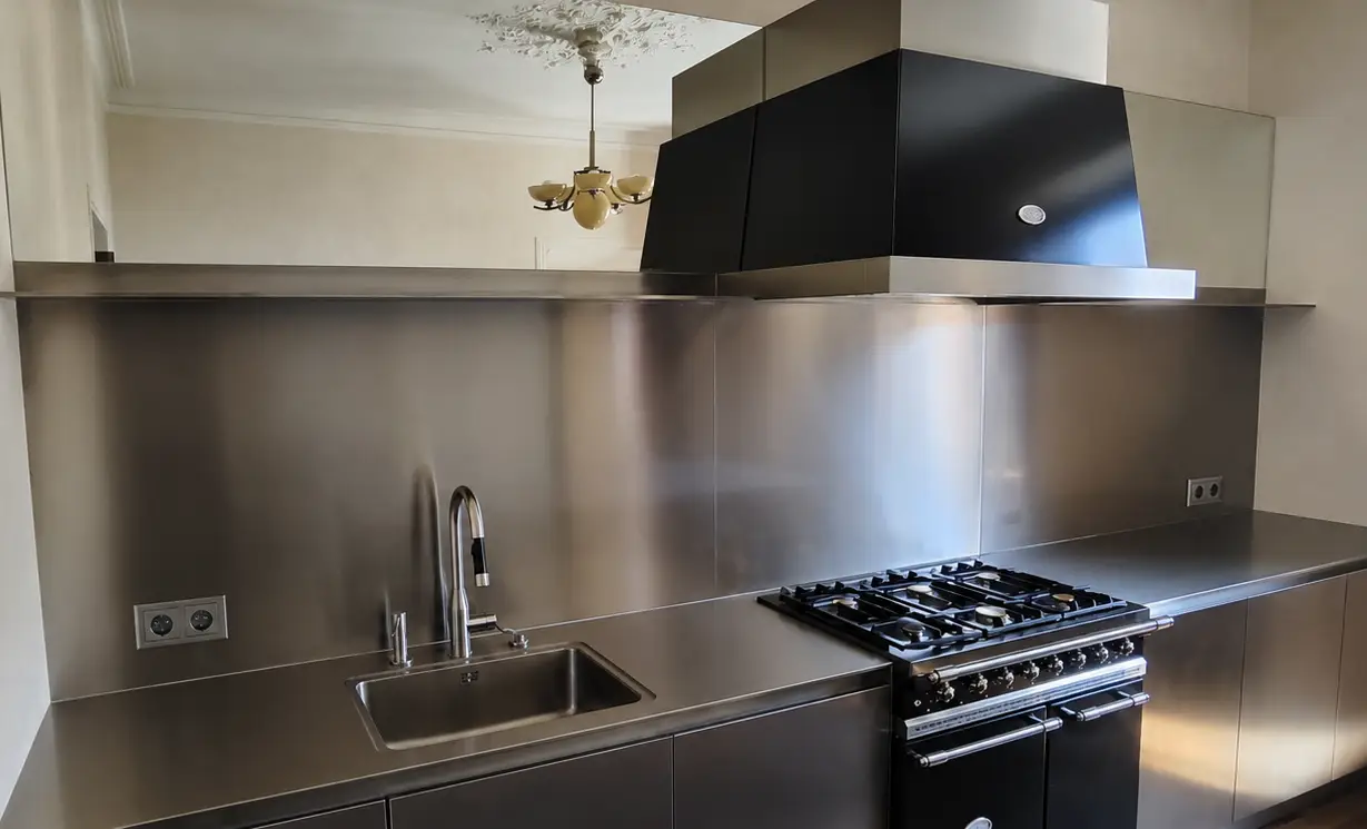 Cuisine entièrement habillée en acier inox par CAUME ATELIER